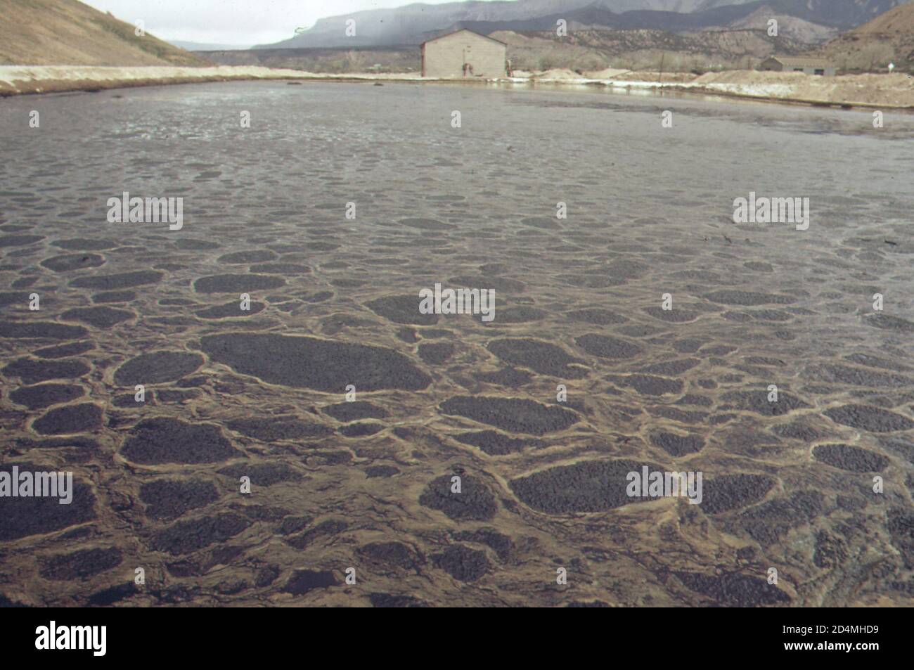 Abwasser, das radioaktive Stoffe enthält, darf sich in der Union Carbide Uranmühle niederlassen - Ort: In oder in der Nähe von Rifle; Colorado Ca. 1972 Stockfoto