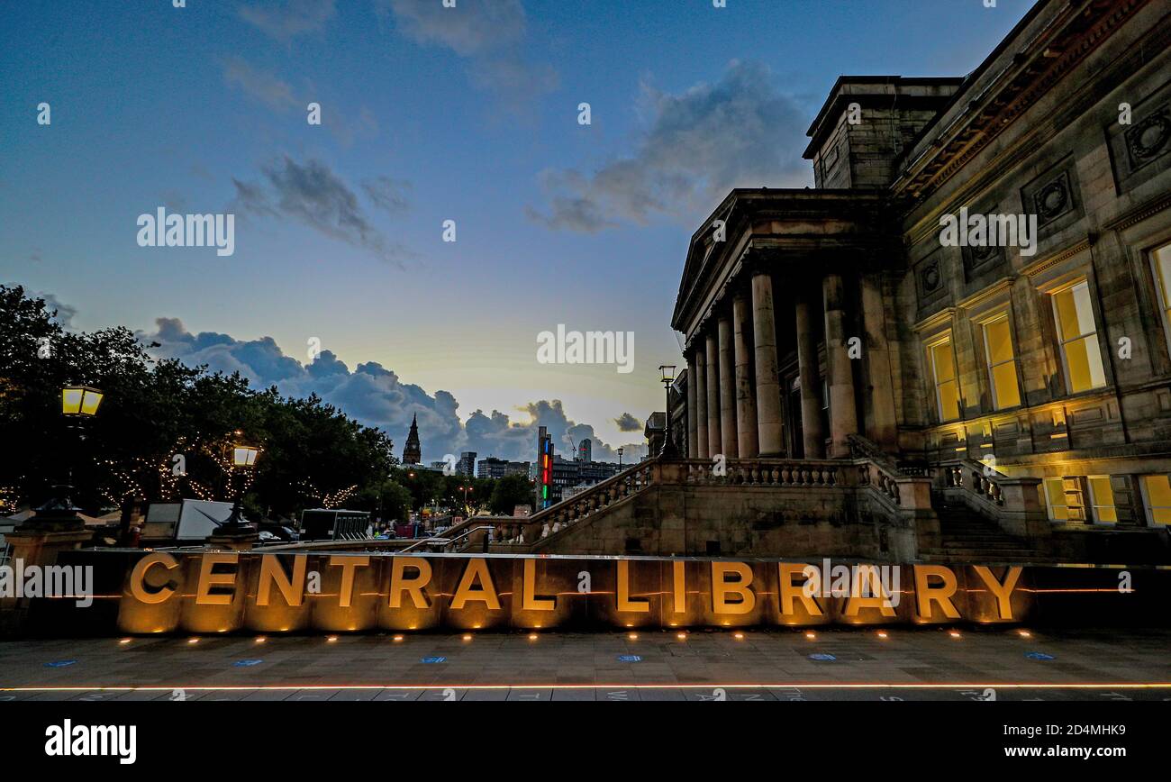 Ein Blick auf die Central Library in Liverpool, vor einem neuen dreistufigen System von Coronavirus-Beschränkungen, das Premierminister Boris Johnson am Montag skizzieren wird, das voraussichtlich dazu führen wird, dass Pubs und Restaurants im Norden Englands geschlossen werden. Stockfoto