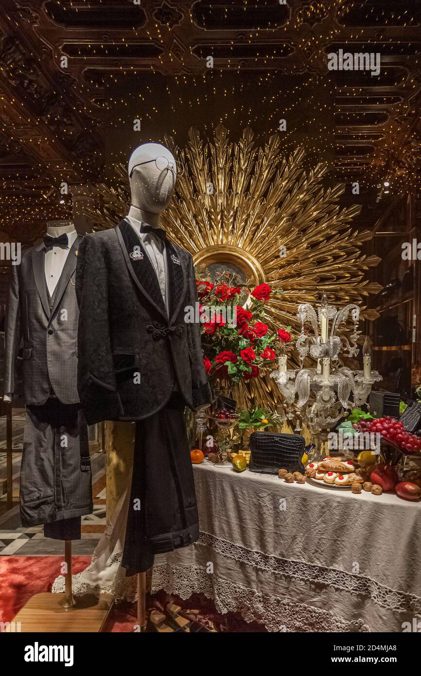 Vitrine von Luxusboutiquen mit Gala-Herrenbekleidung, Venedig, Italien Stockfoto
