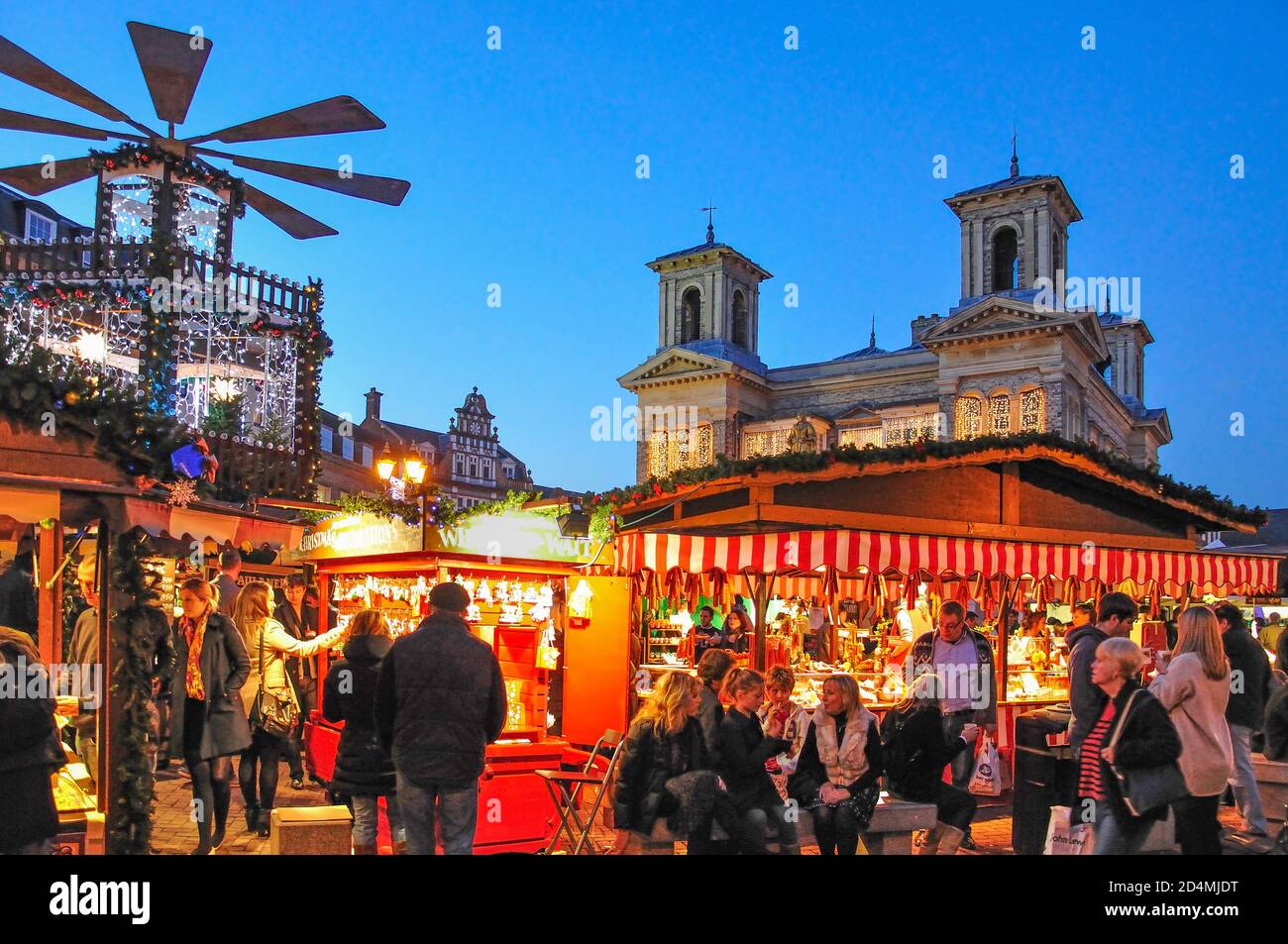 Deutscher Weihnachtsmarkt in der Abenddämmerung, Marktplatz, Kingston upon Thames, Royal Borough of Kingston upon Thames, Greater London, England, Vereinigtes Königreich Stockfoto