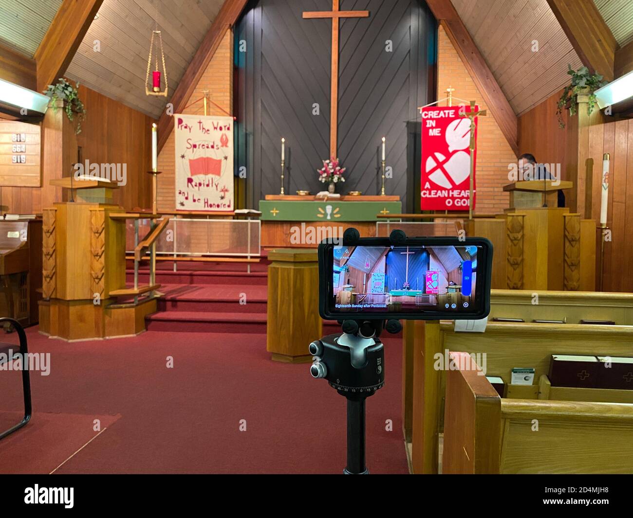 Springfield, IL/USA-10/3/20:EINE kleine Kirche mit einer Kamera zur Aufnahme der Pastoren (Pastoren), die wegen des Coronavirus ihre Sonntagsgottesdienste halten. Stockfoto