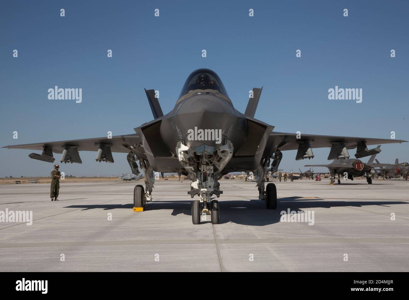 U.S. Marine Corps Maj. Mark Dion, ein Pilot mit Marine Wing Fighter Attack Squadron 314, Marine Aircraft Group 11, 3rd Marine Aircraft Wing, Teilnahme an Waffen und Taktik Instructor (WTI) Kurs 1-21, bereitet sich auf den Start in einem F-35C Lightning II bei Marine Corps Air Station Yuma, Arizona, 26. September 2020. Der WTI-Kurs ist eine siebenwöchige Schulungsveranstaltung, die von Marine Aviation Weapons and Tactics Squadron One veranstaltet wird. Sie bietet standardisierte fortgeschrittene taktische Schulungen und Zertifizierungen von Instruktorenqualifikationen, um die Ausbildung und Bereitschaft der Marine Aviation zu unterstützen und hilft bei der Entwicklung und Beschäftigung Stockfoto