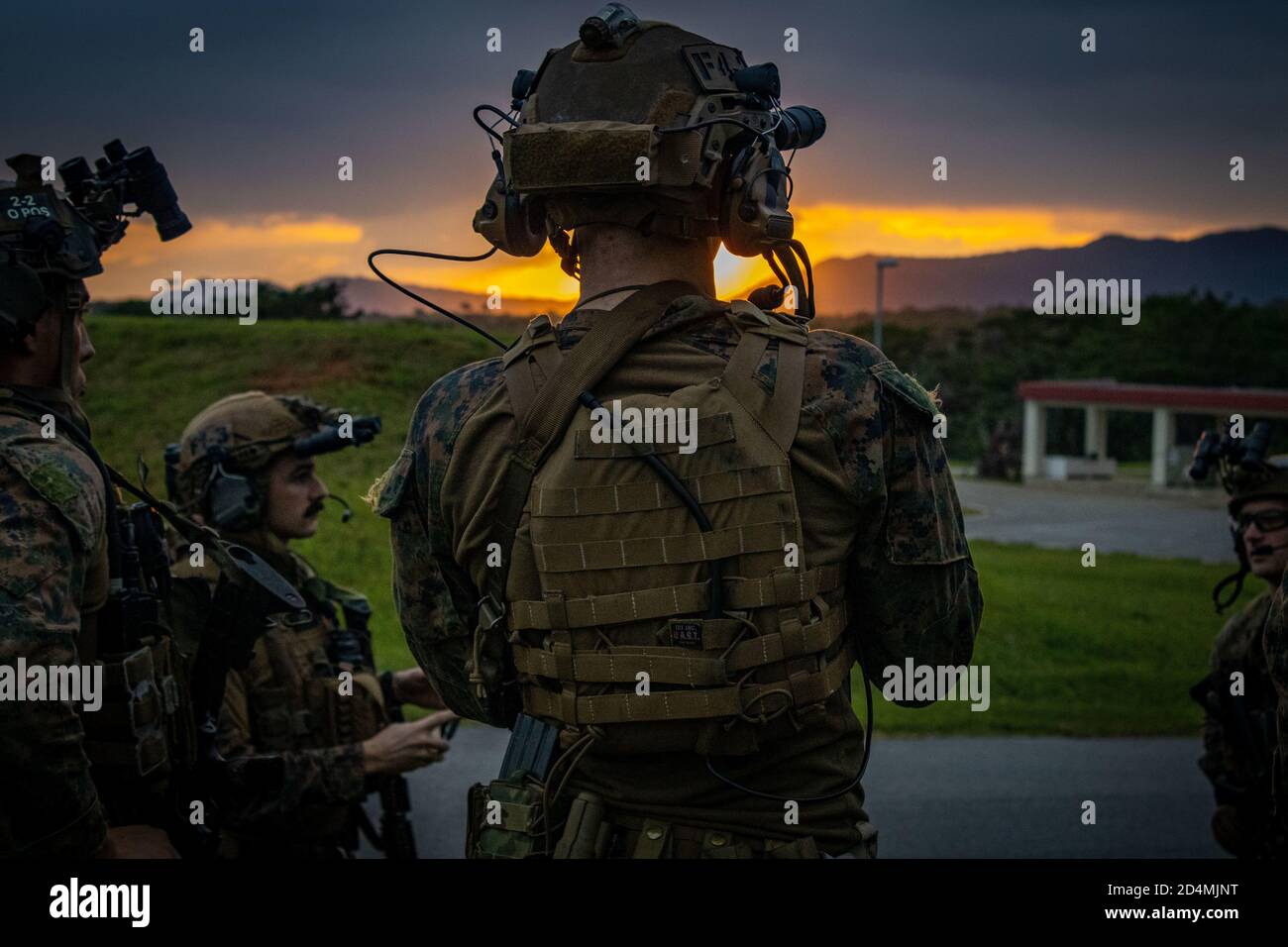 Force Reconnaissance Marines mit der Maritime RAID Force der 31. Marine Expeditionary Unit führen eine Missionsbesprechung nach einer Hausräumübung auf Camp Hansen, Okinawa, Japan, am 7. Oktober 2020 durch. Die Marines führten eine Lufteinlage, Durchbrechen und mehrstufige Raum Clearing, Steigerung der Kompetenz und Mission Bereitschaft. (USA Marine Corps Foto von Lance CPL. Colton K. Garrett) Stockfoto