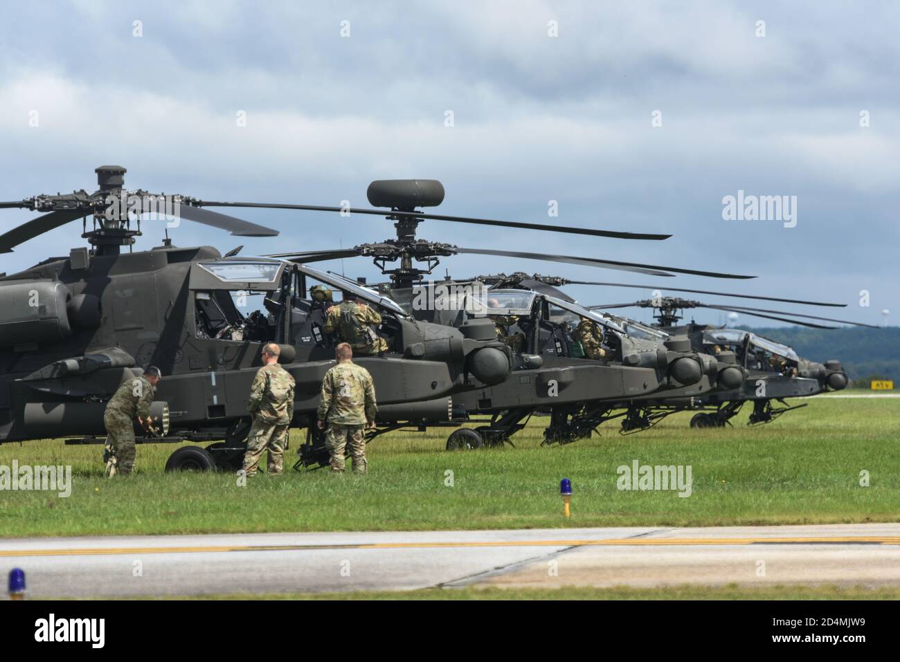 US Army National Guard Soldaten mit dem 1-151st Attack Reconnaissance Bataillon (ARB) und dem 2-263rd Air Defense Artillery (ADA) Bataillon, South Carolina National Guard, führen eine gemeinsame Trainingsübung in Oconee County, South Carolina, 9. September 2020. Die Veranstaltung bot beiden Einheiten die Möglichkeit, Erfahrungen und technisches Wissen über ihre jeweiligen Geräte, Taktiken und Missionsfähigkeiten auszutauschen. (USA Armee Nationalgarde Foto Sgt. 1. Klasse Roby Di Giovine, South Carolina National Guard) Stockfoto