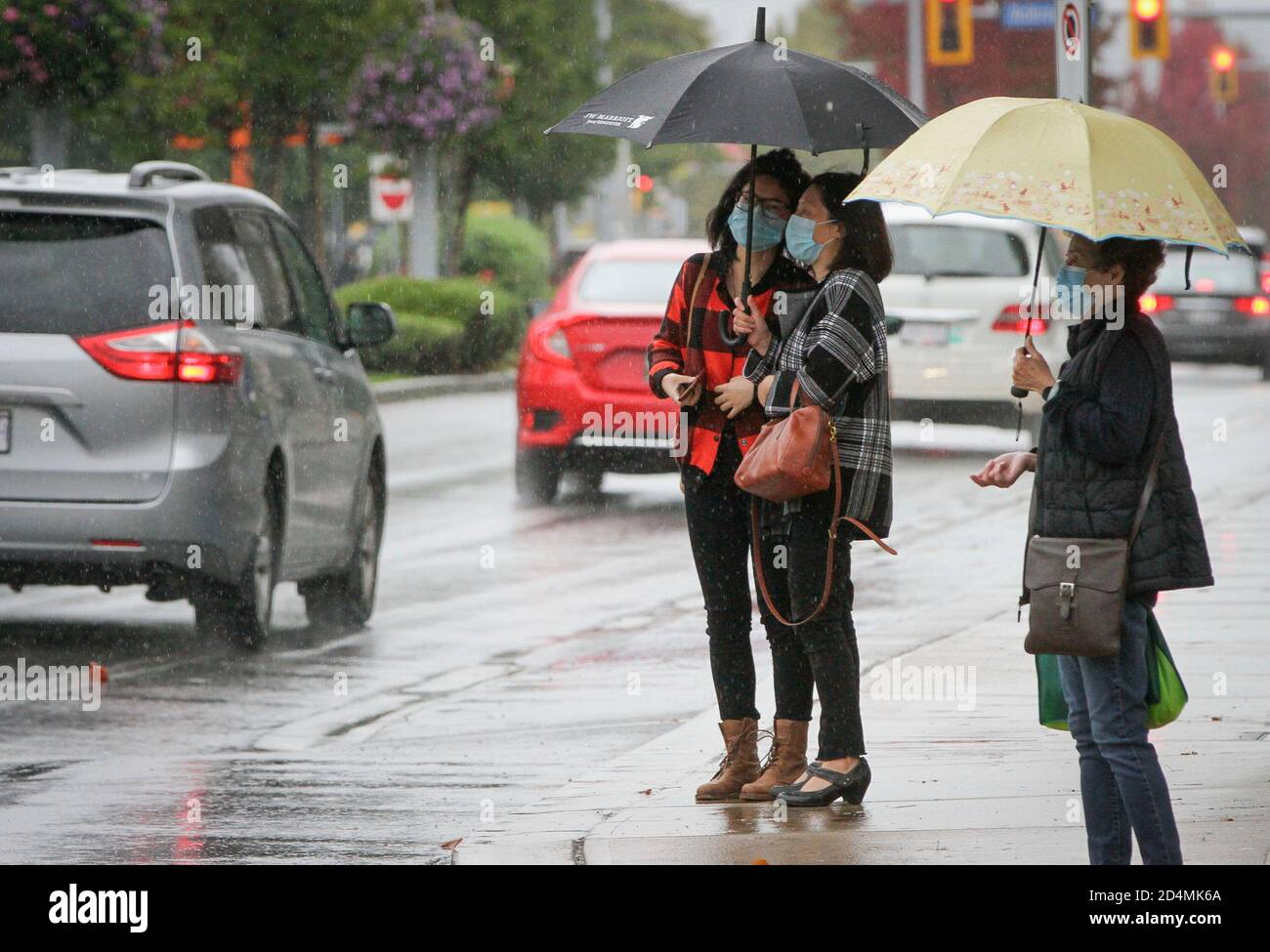 Vancouver, Kanada. Oktober 2020. Menschen mit Gesichtsmasken warten darauf, die Straße in Vancouver, British Columbia, Kanada, 9. Oktober 2020 zu überqueren. Laut einem neuen COVID-19 Modellierungsbericht der kanadischen Regierung am Freitag. Die Gesamtzahl der kanadischen COVID-19 ist auf dem Weg, zwischen 188,150 und 197,830 Fälle und zwischen 9,690 und 9,800 Todesfälle ab Oktober 17 zu treffen. Am Freitagmittag gab es laut CTV insgesamt 177,613 COVID-19 Fälle und 9,583 Todesfälle. Quelle: Liang Sen/Xinhua/Alamy Live News Stockfoto