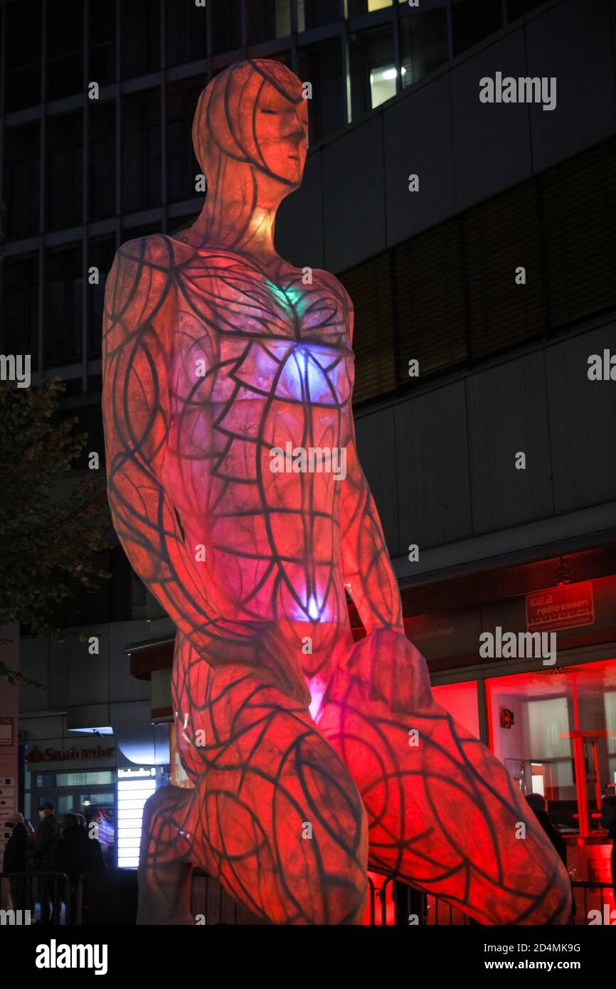 Essen, NRW, Deutschland. Oktober 2020. Installation 2, 'Breathe', eine Lichtskulptur des deutschen Künstlers Markus anders.das Essen Light Festival läuft bis zum 11. Oktober dieses Jahres und zieht regelmäßig eine große Zuschauermenge an, die auf den Spuren von Lichtinstallationen´s zentralen Einkaufs- und Kulturviertels der Stadt flanieren. Kredit: Imageplotter/Alamy Live Nachrichten Stockfoto