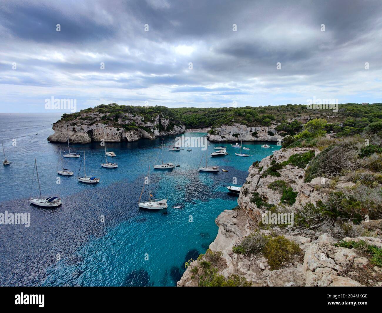 Blick auf cala Macarelleta vom Aussichtspunkt Menorca Stockfoto