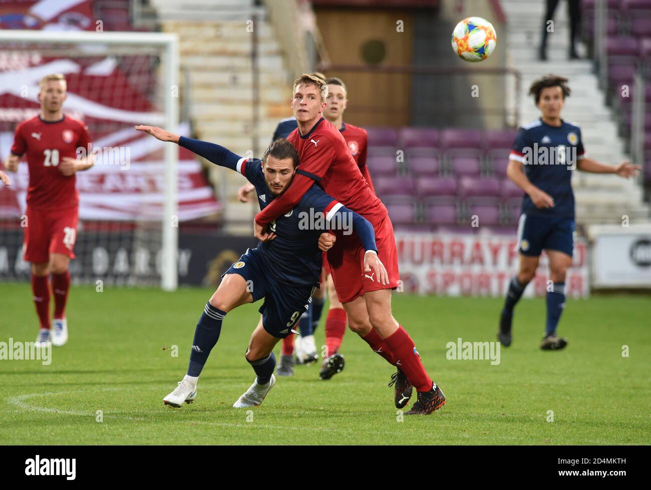 Tynecastle Park, Edinburgh. Schottland, Großbritannien. Oktober 2020. 2019-21 UEFA U-21-Europameisterschaft Qualifikation Schottland / Tschechische Republik. Pic-Shows. Fraser Hornby Scotland 21gegen David Zima Tschechien 21. Kredit: eric mccowat/Alamy Live Nachrichten Stockfoto