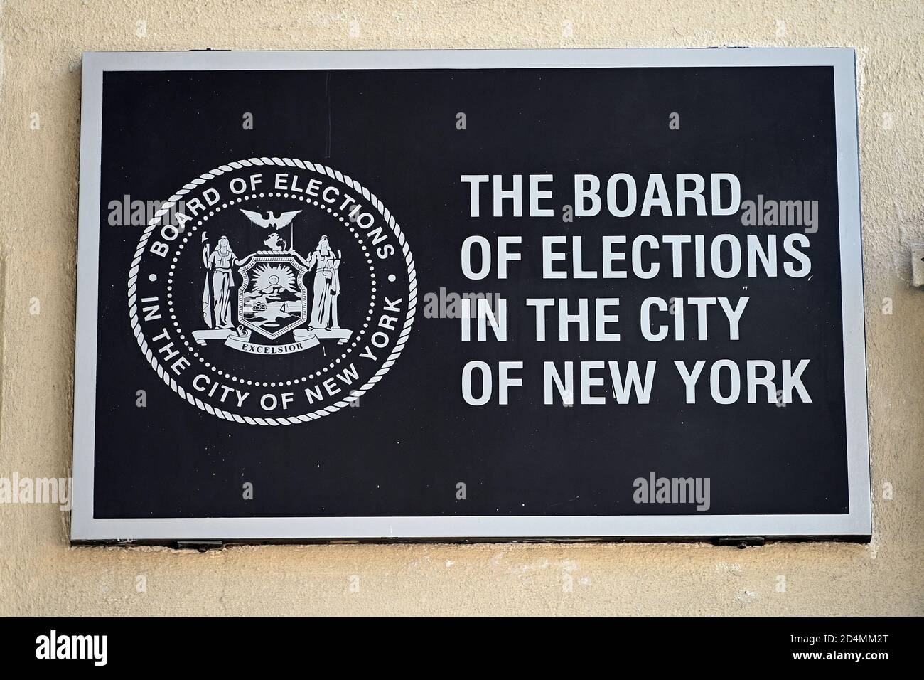 New York City, USA. Oktober 2020. Ein Plakat an der Außenseite des Bürogebäudes, in dem sich die Büros des Board of Elections, Bronx, im Stadtteil Queens von New York City, NY, befinden, 9. Oktober 2020. Die vorgezogene Abstimmung in New York City für die Präsidentschaftswahlen zwischen dem amtierenden Präsidenten Donald Trump und dem demokratischen Präsidentschaftskandidaten Joseph Biden beginnt am 24. Oktober, die Parlamentswahlen werden am 3. November 2020 stattfinden. (Anthony Behar/Sipa USA) Quelle: SIPA USA/Alamy Live News Stockfoto