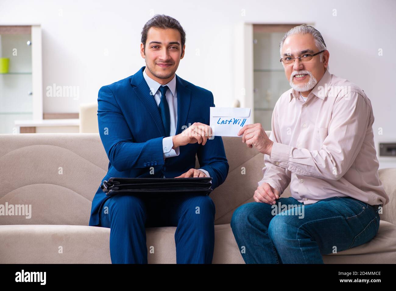 Junger Anwalt besucht alten Mann in Testament Konzept Stockfoto