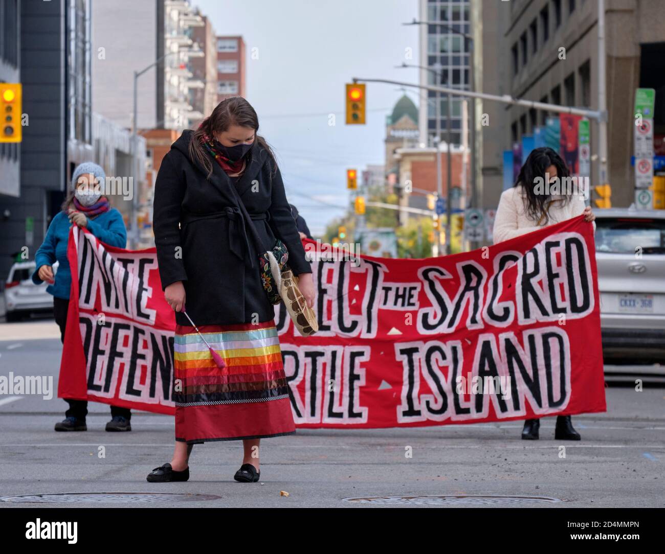 Ottawa, Kanada. Oktober 2020. Ein Moment des Schweigens, während lokale First Nations-Gruppen einen marsch durch die Straßen der Hauptstadt abhalten, um ihre Wut über die fortwährenden Probleme mit der Achtung ihrer Rechte durch Regierungsbehörden und Polizei zu äußern und ihr Land zurückzubekommen. Indigene Gruppen durchnahmen die Stadt mit sprach- und Liederkreisen an jeder Kreuzung und wurden auf dem Spaziergang von etwa hundert nicht-einheimischen Personen begleitet, um ihre Forderungen zu unterstützen. Kredit: Meanderingemu/Alamy Live Nachrichten Stockfoto