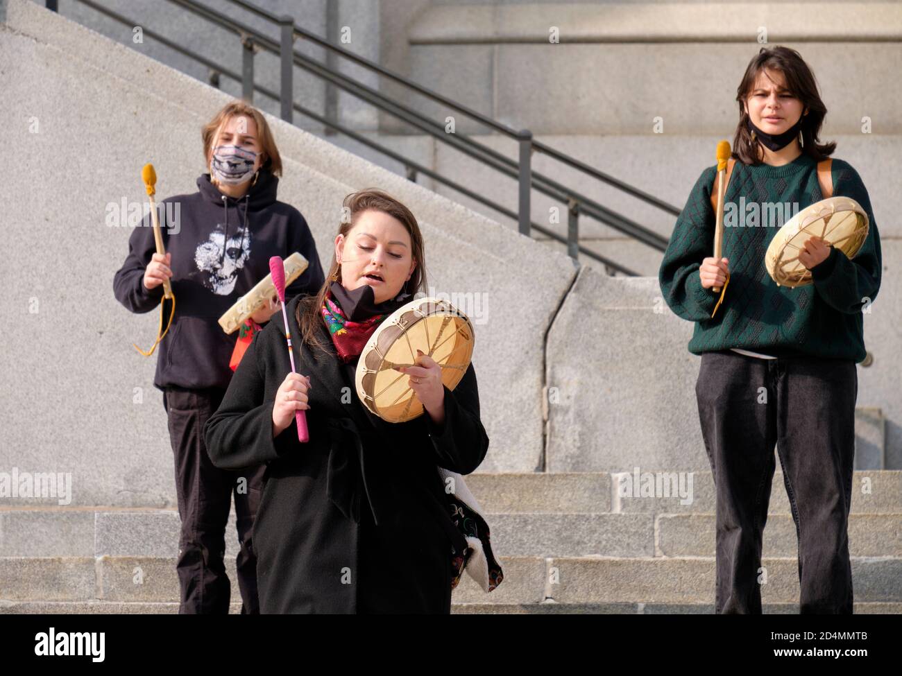 Ottawa, Kanada. Oktober 2020. Drei Mitglieder der lokalen First Nations unterschrieben und trommelten vor dem Obersten Gerichtshof, bevor sie durch die Straßen der Hauptstadt marschierten, um ihren Zorn über fortwährende Fragen bezüglich der Achtung ihrer Rechte durch Regierungsbehörden und Polizei zu äußern und ihr Land zurückzubekommen. Sie nahmen durch die Stadt halten Kreise von Rede und Gesang an jeder Kreuzung und wurden auf dem Spaziergang von etwa hundert nicht-einheimischen Person ihre, um ihre Forderungen zu unterstützen. Kredit: Meanderingemu/Alamy Live Nachrichten Stockfoto