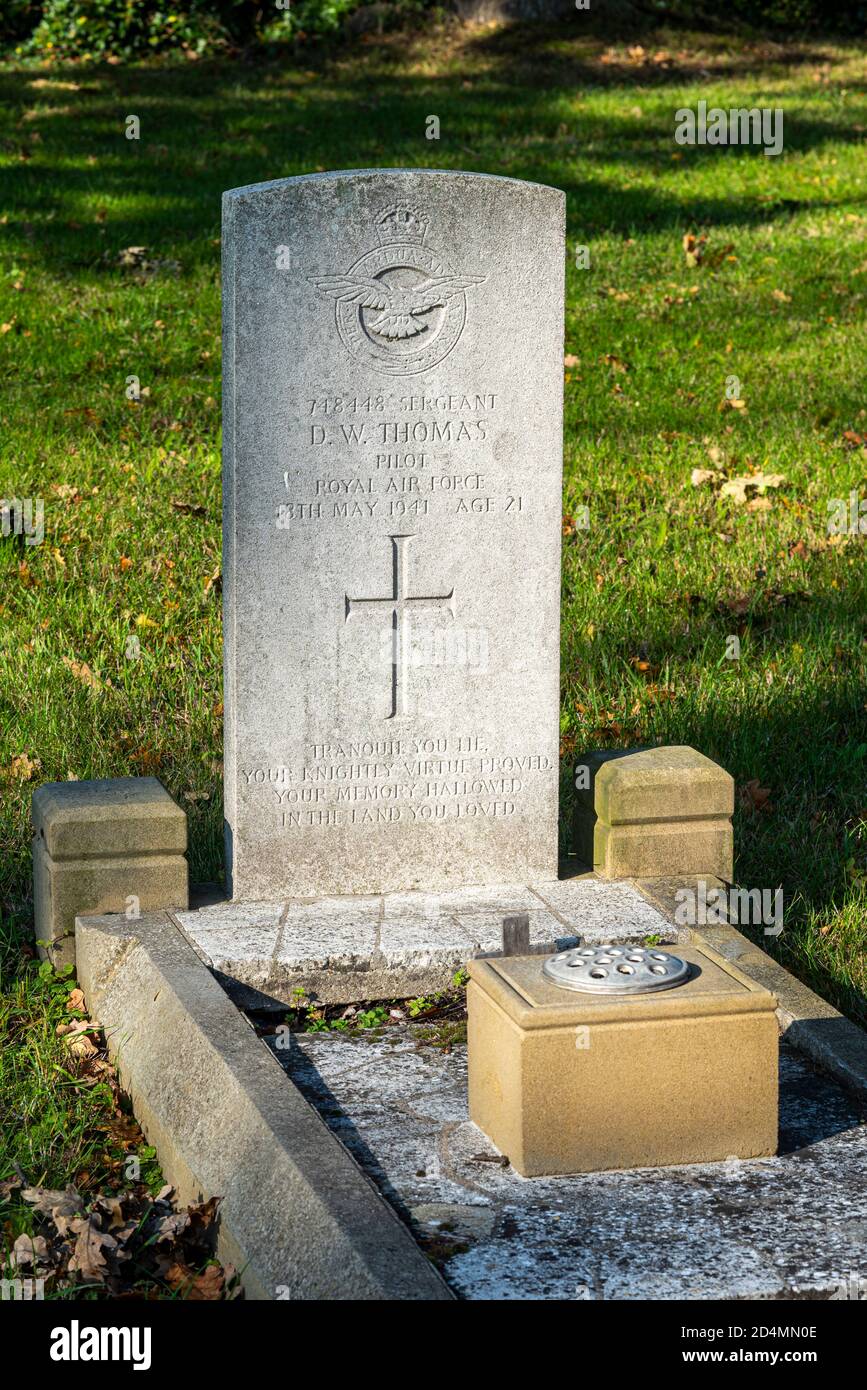 Grabstein, Grabstein des RAF-Piloten Sergeant DW Thomas, der am 18. Mai 1941 starb, als er Spitfire P8245 mit 611 Geschwader flog. Strukturversagen, Dangie Stockfoto