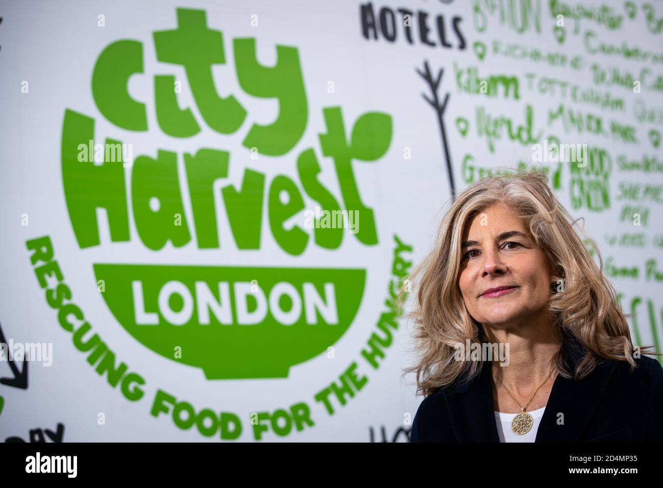 Frau Laura Winningham, die während der Reaktion von Covid-19 mit dem OBE für Verdienste um die Gemeinschaft ausgezeichnet wurde, fotografiert in ihrem Zuhause in Acton, London. Stockfoto