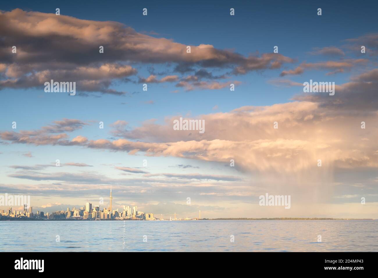 Nach dem Durchtränken in der Innenstadt von Toronto, wie vom Colonel Samuel Smith Park aus gesehen, fällt schwerer Herbstregen auf den Lake Ontario. Stockfoto