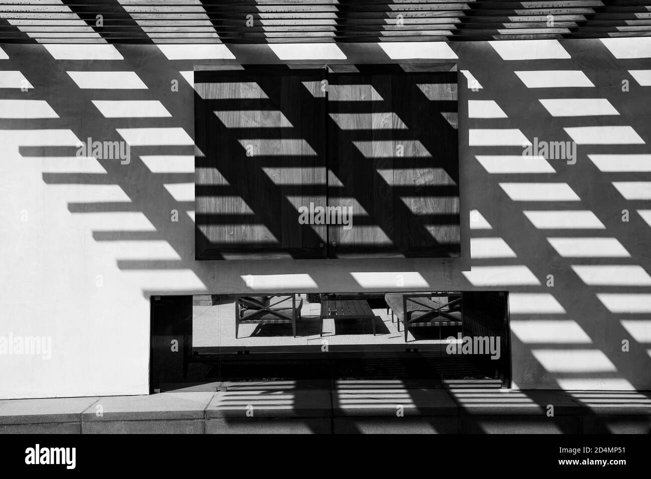 Außenansicht Haus Patio Schatten Hintergrund - schwarz und weiß Stockfoto