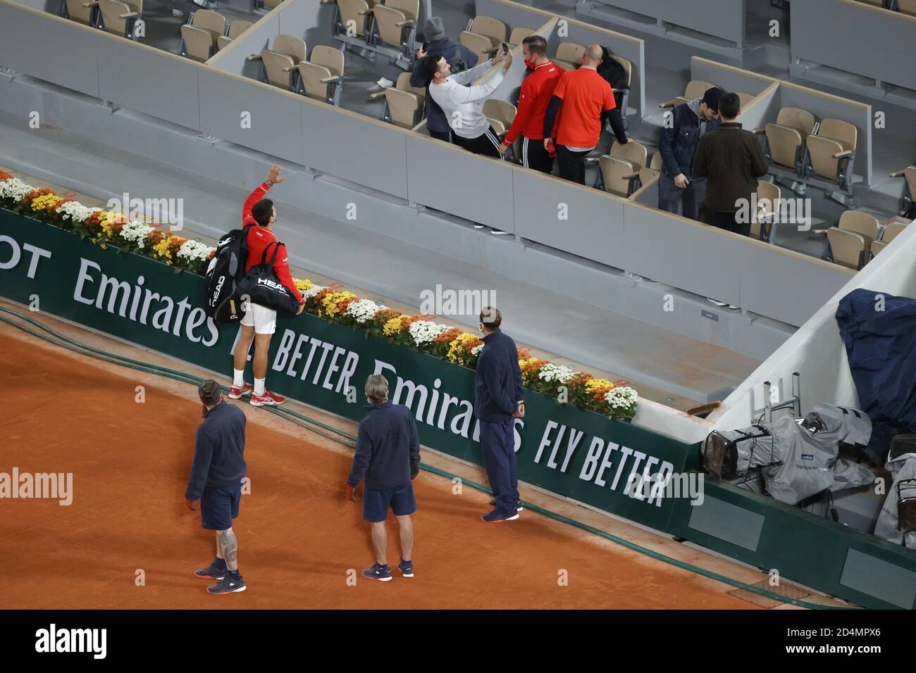 OVAKDJOKOVIC (SRB) Feier nach dem Sieg gegen Stefanos TSITSIPAS (GRE), Selfie-Bild mit Unterstützern während der Roland Garros 2020 Stockfoto