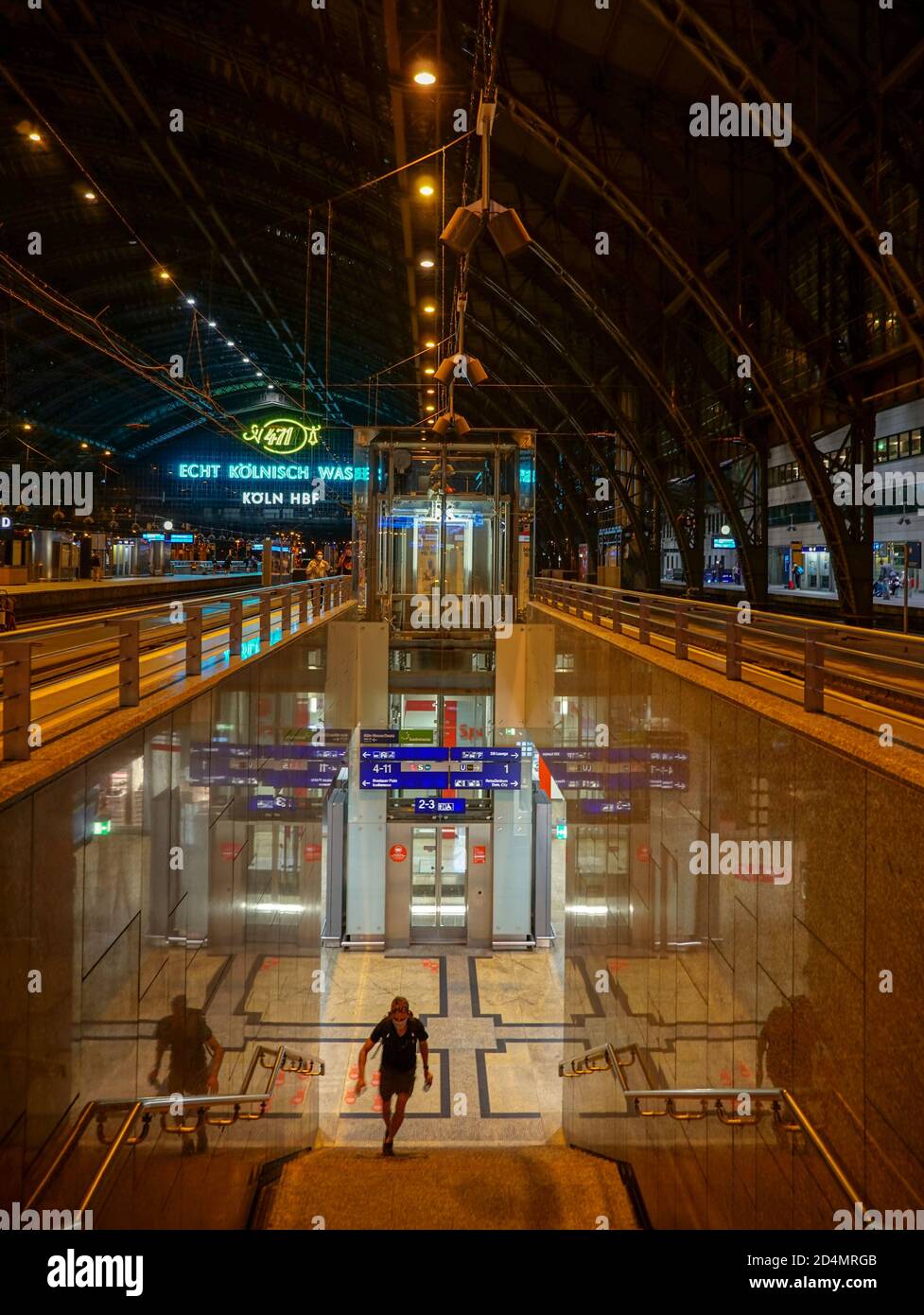 KÖLN, DEUTSCHLAND - 13. Sep 2020: Hauptbahnhof in köln mit einer Treppe im Vordergrund und überspannender Metalldachkonstruktion darüber Stockfoto