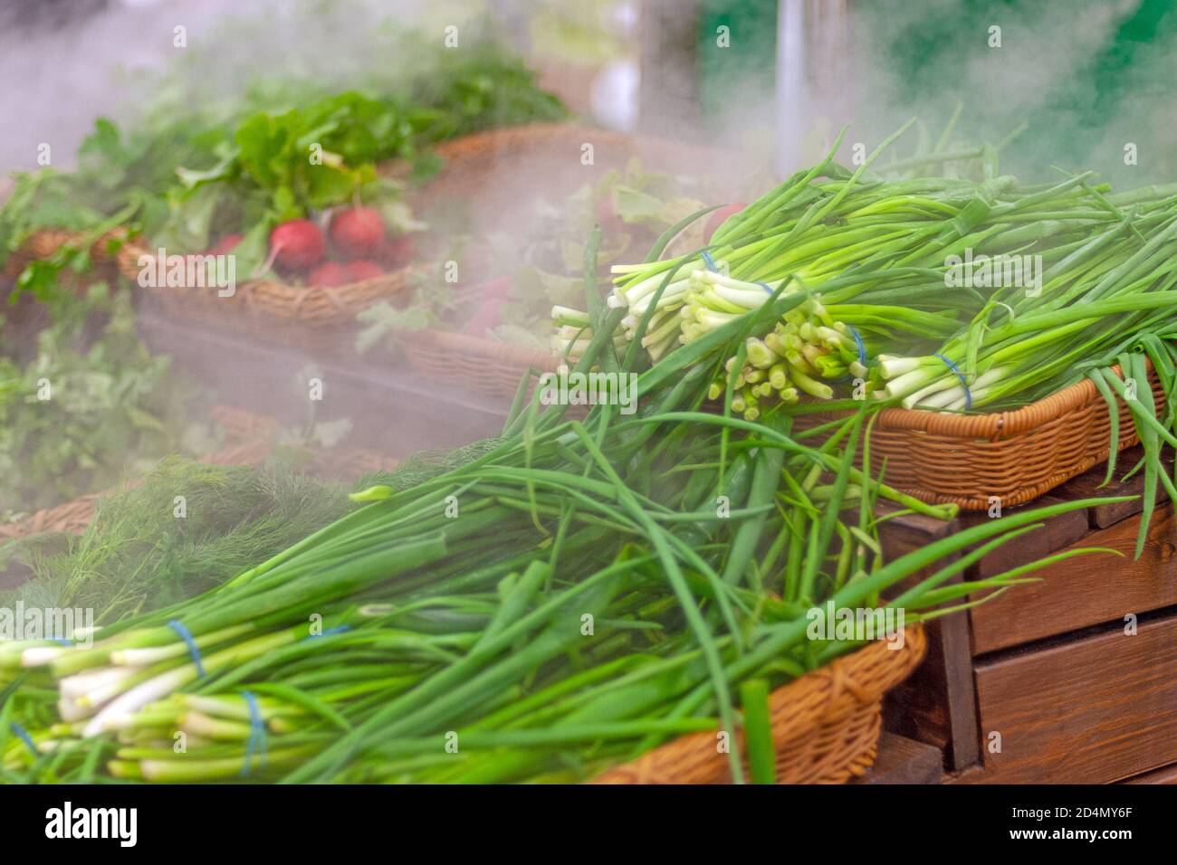 greens im Supermarkt verkauft, halten Gemüse frisch mit Luftbefeuchter Stockfoto