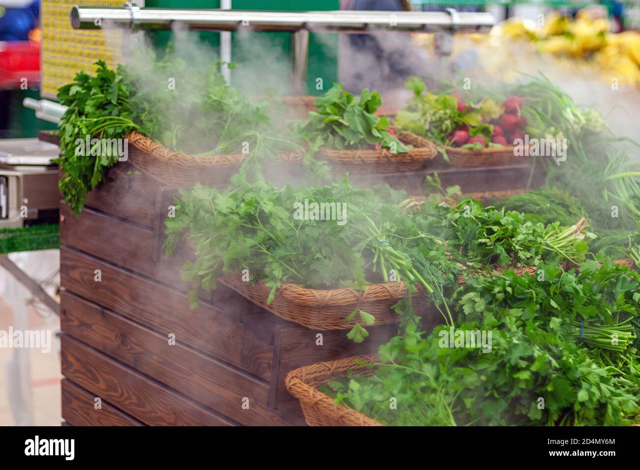 Befeuchtung von Gemüse und Gemüse im Lebensmittelgeschäft Stockfoto
