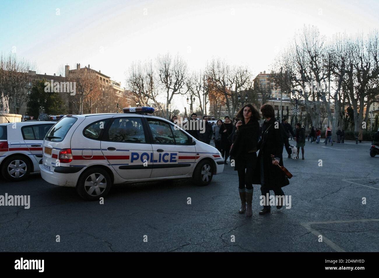 AIX EN PROVENCE, FRANKREICH - 12. DEZEMBER 2007: Menschen, die an einem nationalen französischen Polizeiauto vorbeifahren. Die Polizei Nationale ist der wichtigste Gesetzesvorarbeiter Stockfoto