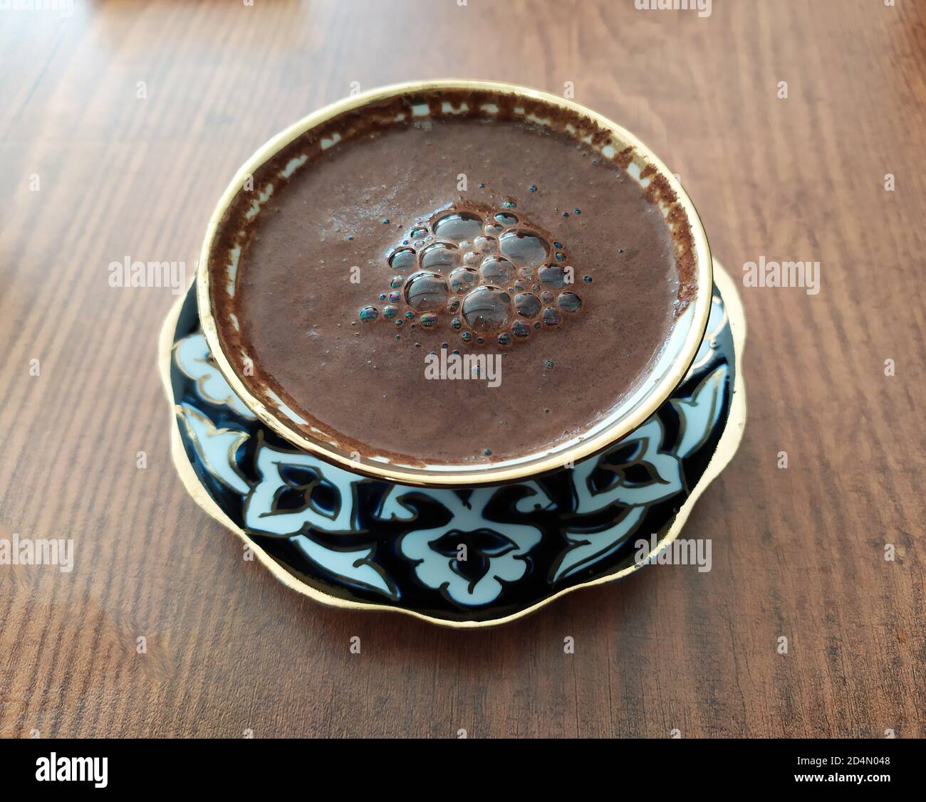 Türkischer Kaffee in blau und weiß traditionell gemusterter Porzellanbecher. Stockfoto