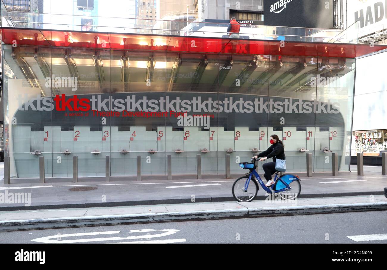 New York, New York, USA. Oktober 2020. Ein Blick auf den TKTS-Stand (Theatre Development Fund), der normalerweise ermäßigte Tickets für Broadway- und Off-Broadway-Produktionen in einem verlassenen Times Square verkauft. Die Broadway League gab bekannt, dass alle Broadway-Aufführungen bis zum 30. Mai 2021 wegen COVID-19 dunkel bleiben werden. Broadway ist seit dem 12. März 2020 wegen der Pandemie geschlossen. Fast 97,000 Arbeiter sind für ihren Lebensunterhalt auf Broadway angewiesen, mit einem wirtschaftlichen Verlust von 14.7 Milliarden Dollar jährlich. Quelle: Nancy Kaserman/ZUMA Wire/Alamy Live News Stockfoto