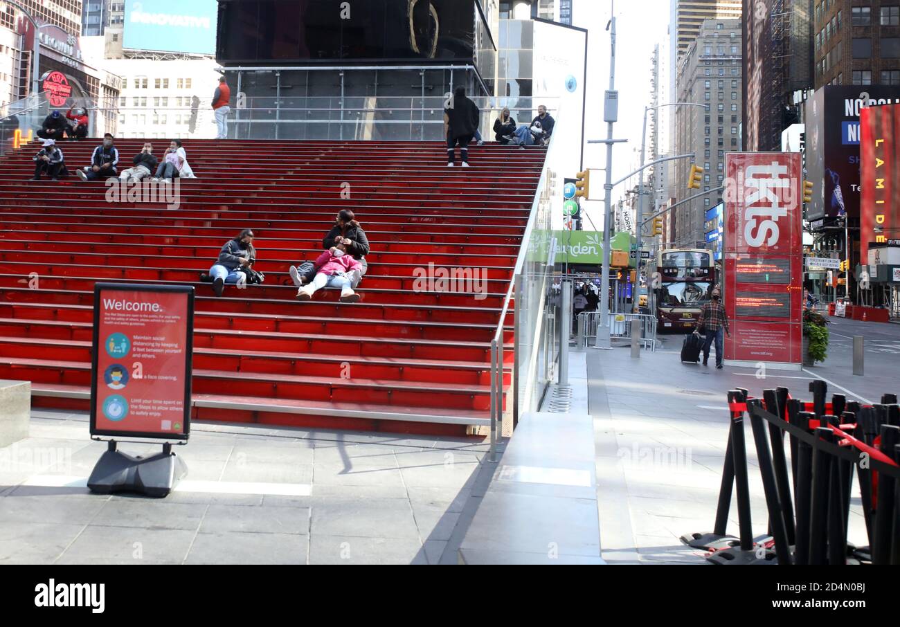 New York, New York, USA. Oktober 2020. Ein Blick auf einen fast leeren DUFFY PLATZ, wo sich viele Touristen und TKTS-Nutzer (Theatre Development Fund) entspannen, während sie auf ermäßigte Tickets für Broadway- und Off-Broadway-Produktionen am Times Square warten. Die Broadway League gab bekannt, dass alle Broadway-Aufführungen bis zum 30. Mai 2021 wegen COVID-19 dunkel bleiben werden. Broadway ist seit dem 12. März 2020 wegen der Pandemie geschlossen. Fast 97,000 Arbeiter sind für ihren Lebensunterhalt auf Broadway angewiesen, mit einem wirtschaftlichen Verlust von 14.7 Milliarden Dollar jährlich. Quelle: Nancy Kaserman/ZUMA Wire/Alamy Live News Stockfoto