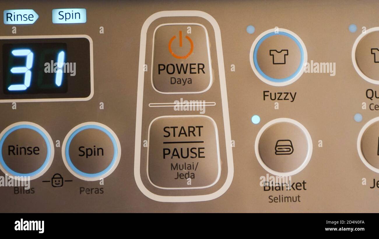 Nahaufnahme-Taste der Waschmaschine Stockfoto