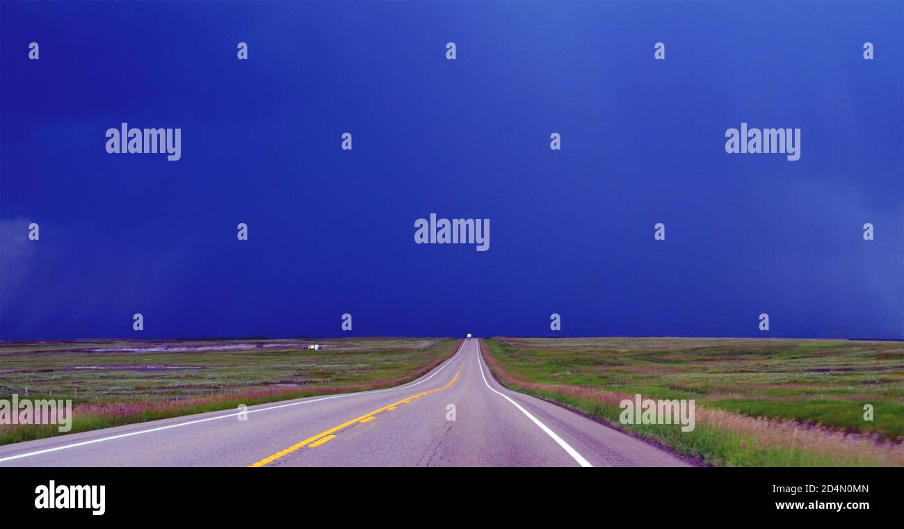Alberta, Kanada - Sturm über Highway 36 nach Castor Stockfoto
