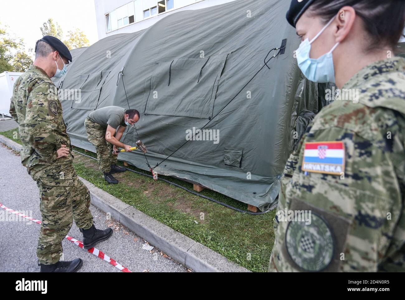 (201010) -- ZAGREB, 10. Oktober 2020 (Xinhua) -- Kroatische Soldaten bauen ein Militärzelt für mögliche Überläufe von COVID-19 Patienten im Klinischen Krankenhaus in Zagreb, Kroatien, 9. Oktober 2020. (Marko Prpic/Pixsell über Xinhua) Stockfoto