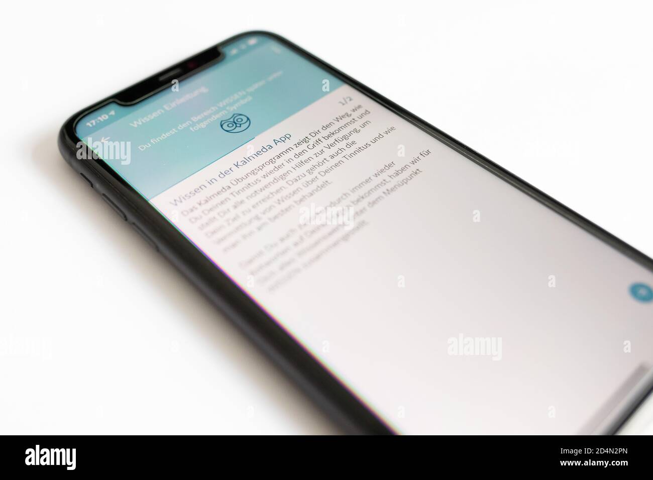 Freiburg, Deutschland. Oktober 2020. ABBILDUNG - die Kalmeda Tinnitus App wird auf einem Smartphone angezeigt. Die App ist eine von zwei, die seit einigen Tagen auf einer Liste der erstattungsfähigen digitalen Dienstleistungen von Krankenkassen stehen. Das bedeutet, dass Ärzte jetzt eine App für Tinnitus oder Angststörungen verschreiben können. Quelle: Philipp von Ditfurth/dpa/Alamy Live News Stockfoto