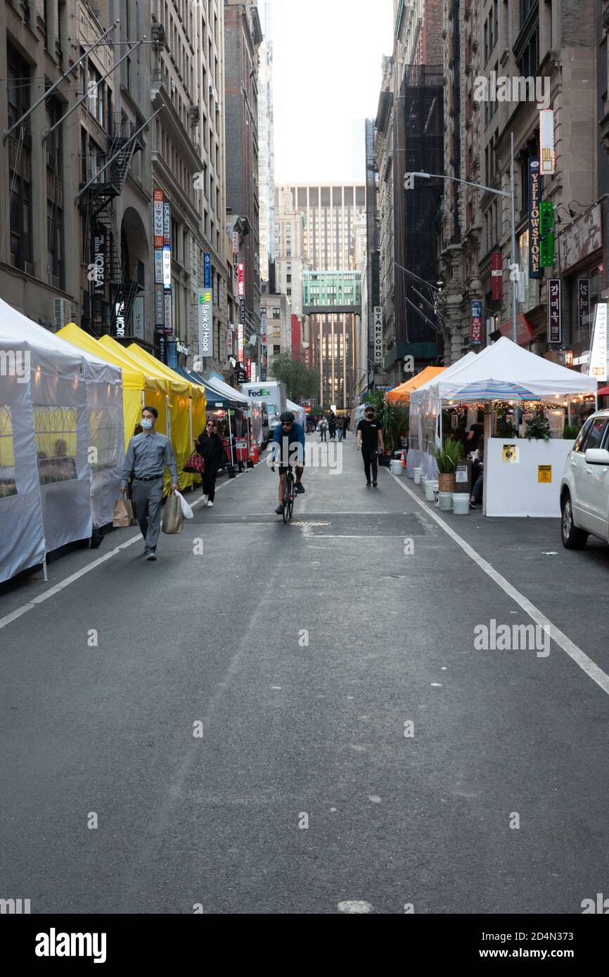 Covid 19 Ära Essen im Freien in Korea Town in New York City Stockfoto
