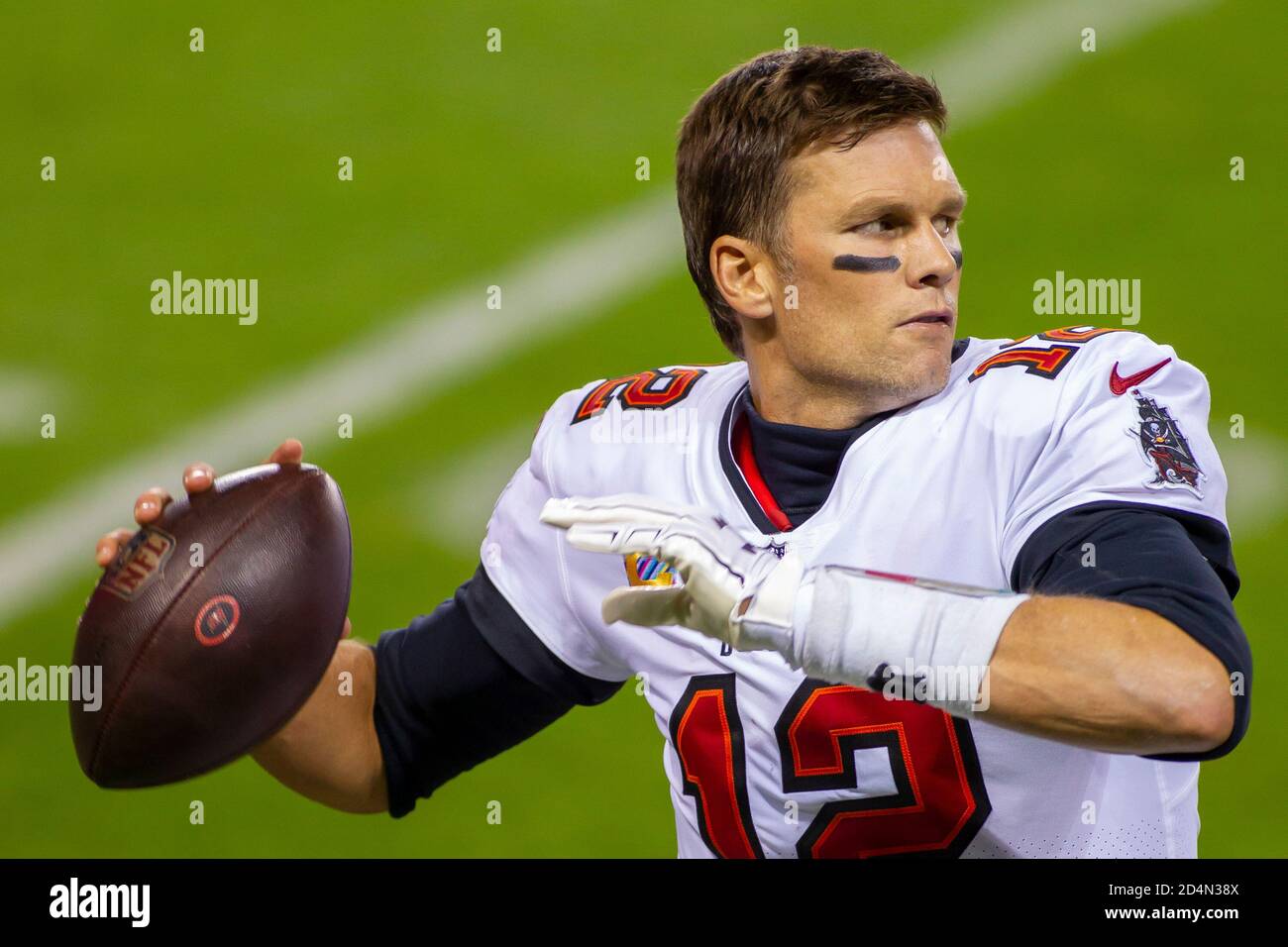 Chicago, Illinois, USA. Okt. 2020. - Buccaneers Quarterback #12 Tom Brady erwärmt sich während des NFL-Spiels zwischen den Tampa Bay Buccaneers und Chicago Bears im Soldier Field in Chicago, IL. Fotograf: Mike Wulf. Kredit: csm/Alamy Live Nachrichten Stockfoto