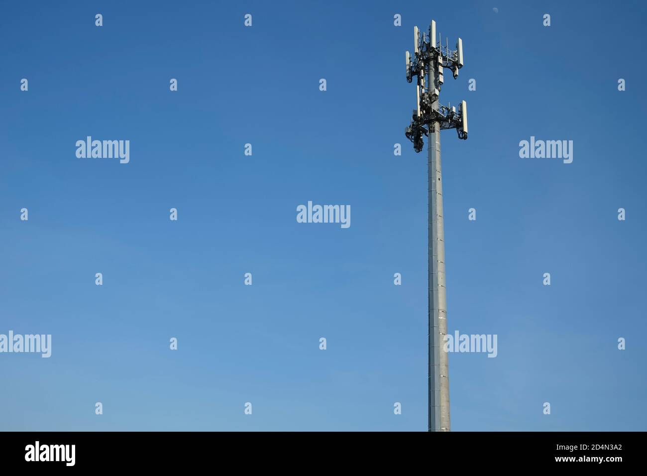Handy-Turm gegen blauen Himmel Stockfoto