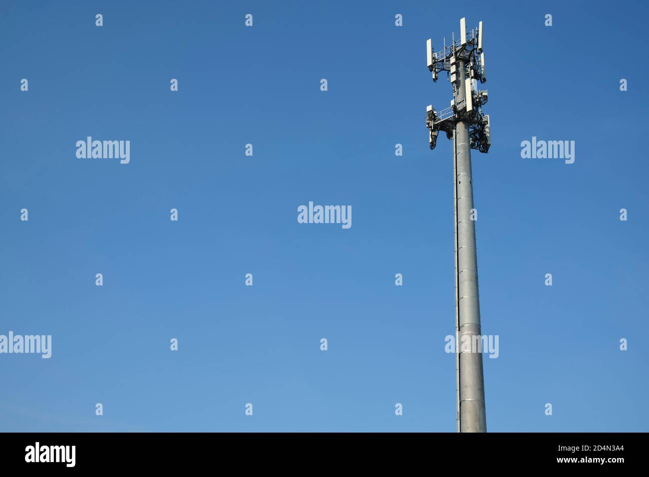 Handy-Turm gegen blauen Himmel Stockfoto