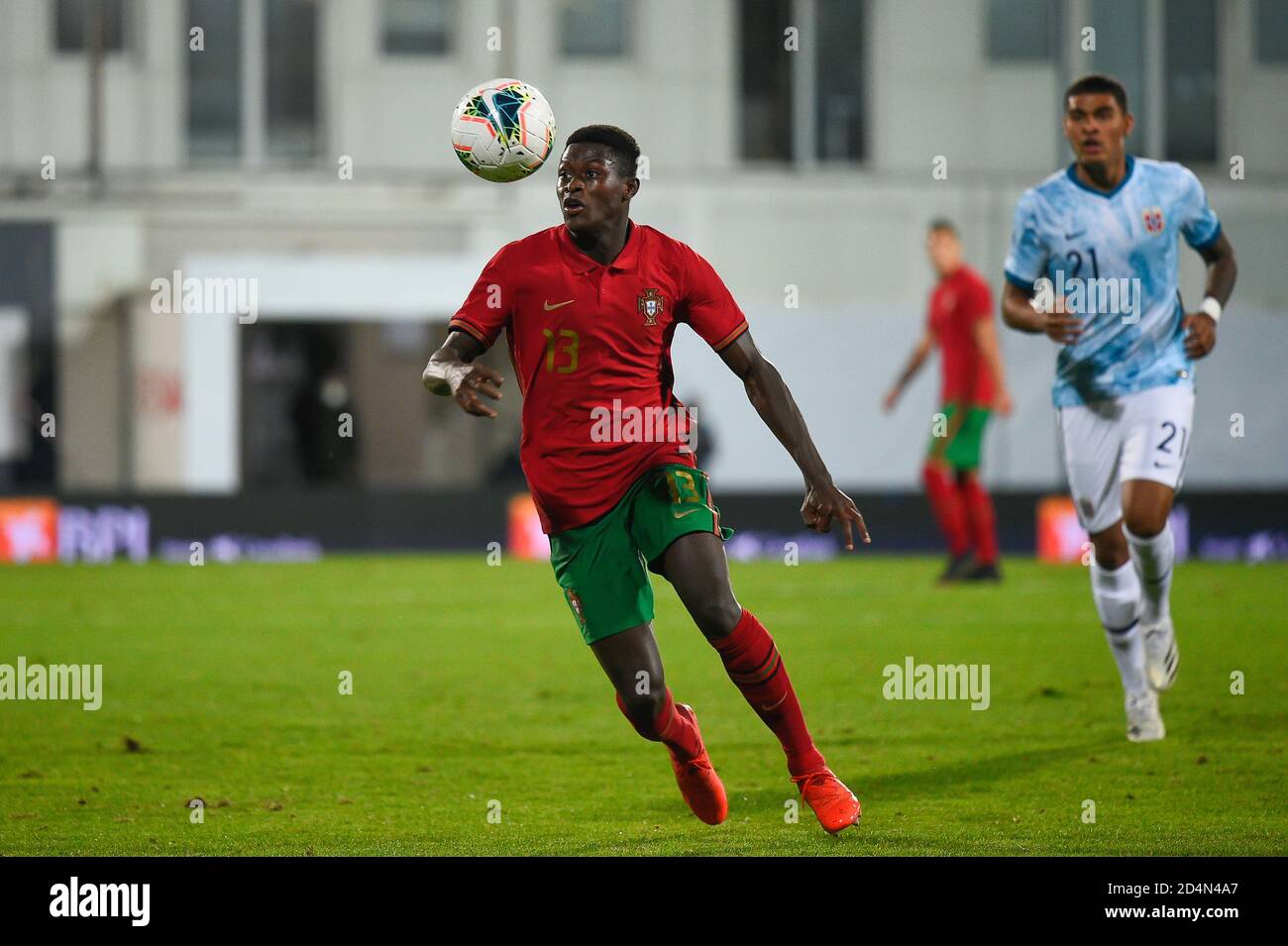 Estoril, Portugal. Oktober 2020. Nuno Mendes (C) aus Portugal und Noah Jean Holm aus Norwegen sind in Aktion während der UEFA-Europameisterschaft U-21-Gruppe 7 Qualifying Spiel zwischen Portugal und Norwegen im Estadio Antonio Coimbra da Mota in Estoril gesehen.(Endstand: Portugal 4:1 Norwegen) Kredit: SOPA Images Limited/Alamy Live News Stockfoto