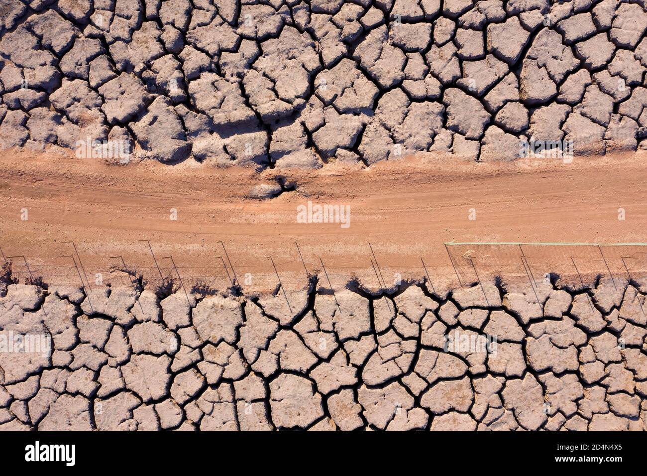 Trockenes Seenbett mit rissiger Erde, Luftblick. Stockfoto