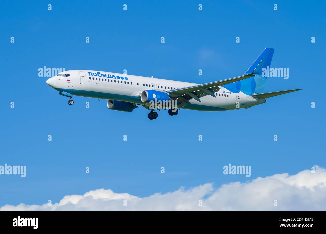 SAINT-PETERSBURG, RUSSLAND - 08. AUGUST 2020: Boeing 737-800 (VP-BPJ) der Pobeda Airlines auf dem Gleitschirmweg gegen den blauen Himmel Stockfoto