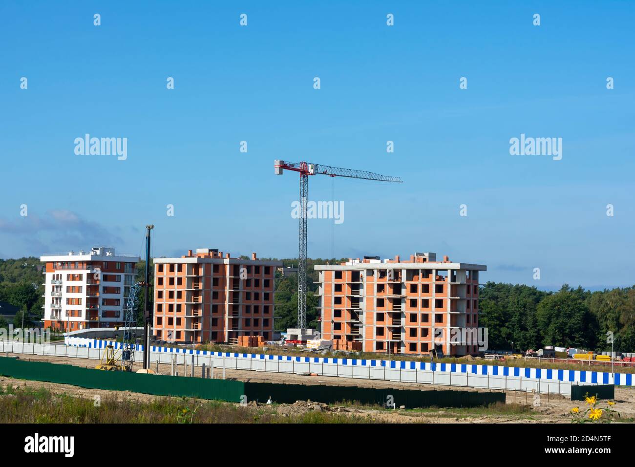 Baustelle mit Turmdrehkran. Bau von mehrstöckigen Wohngebäuden. Stockfoto