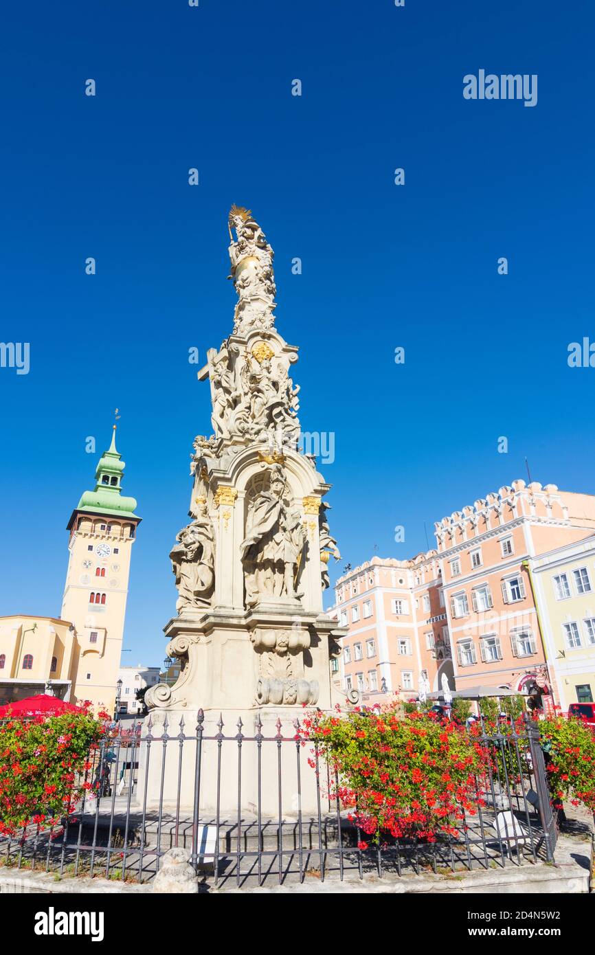 Retz: Hauptplatz mit Dreifaltigkeitssäule, Rathaus, Verderberhaus (rechts) in Weinviertel, Niederösterreich, Niederösterreich, Österreich Stockfoto