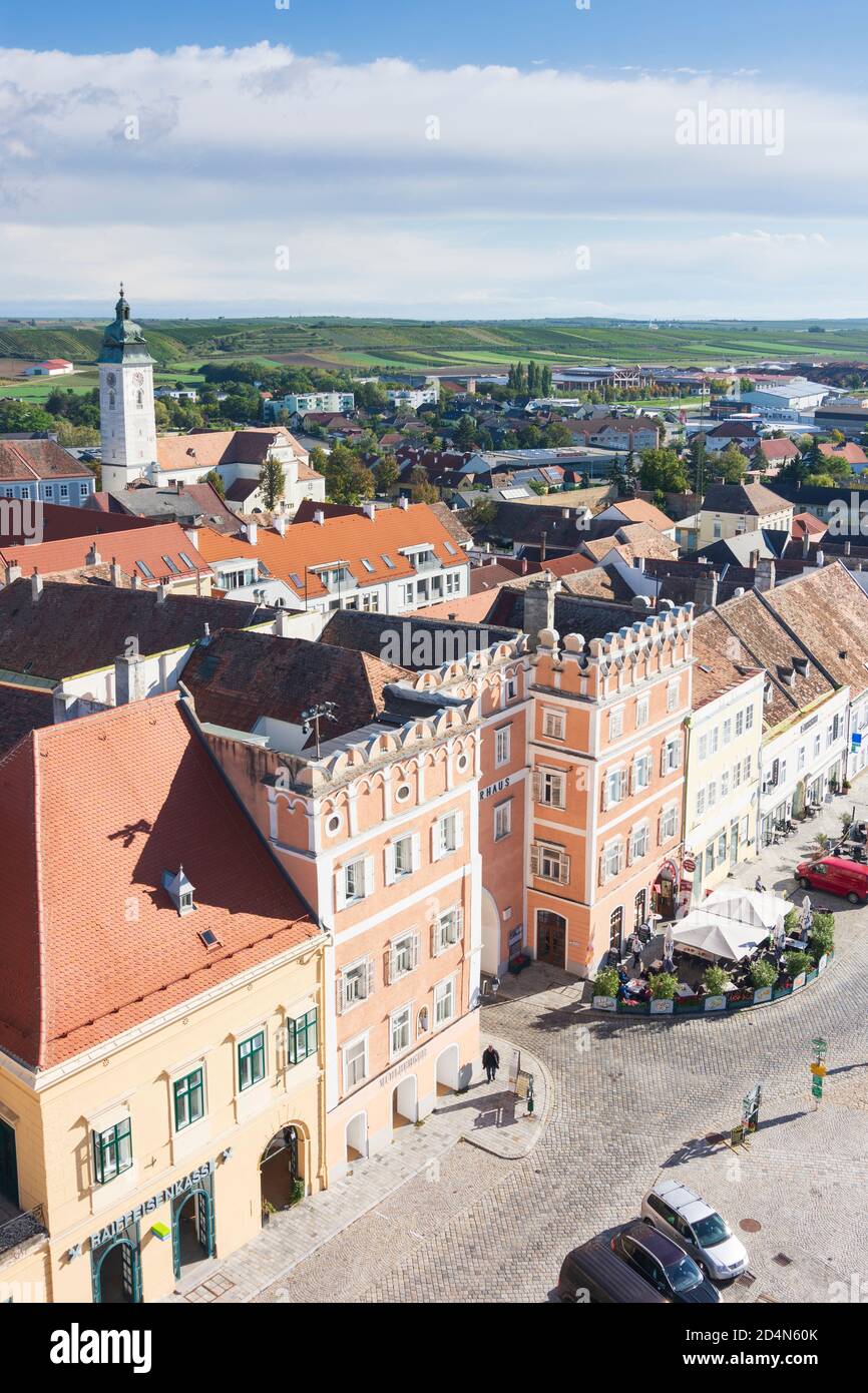 Retz: Hauptplatz (Hauptplatz), Haus Verderberhaus (rot) in Weinviertel, Niederösterreich, Niederösterreich, Österreich Stockfoto