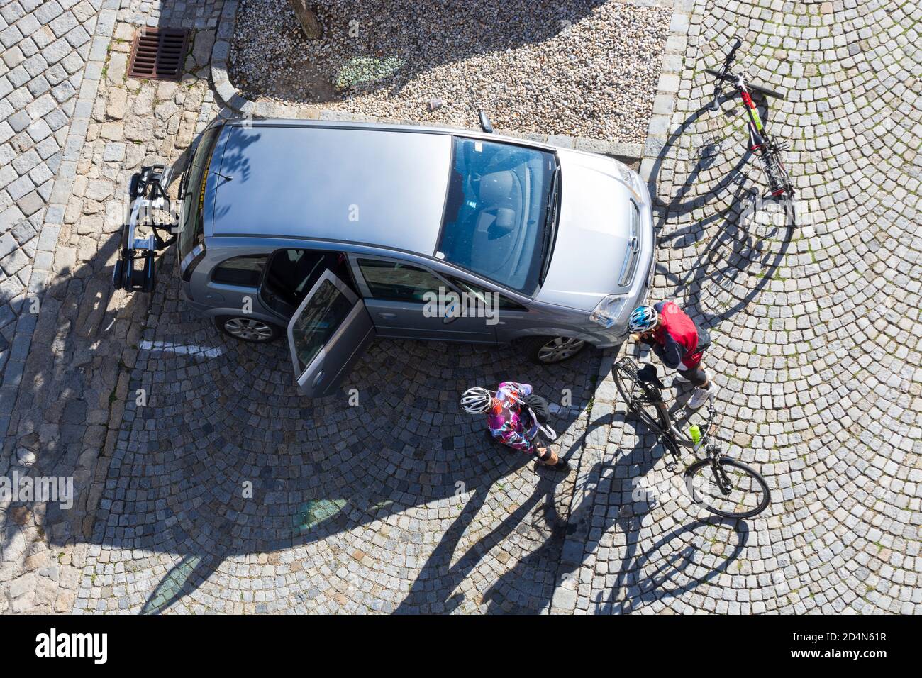 Retz: Radfahrer bereiten Fahrradtour vor, Auto ist Parken, Schatten in Weinviertel, Niederösterreich, Niederösterreich, Österreich Stockfoto