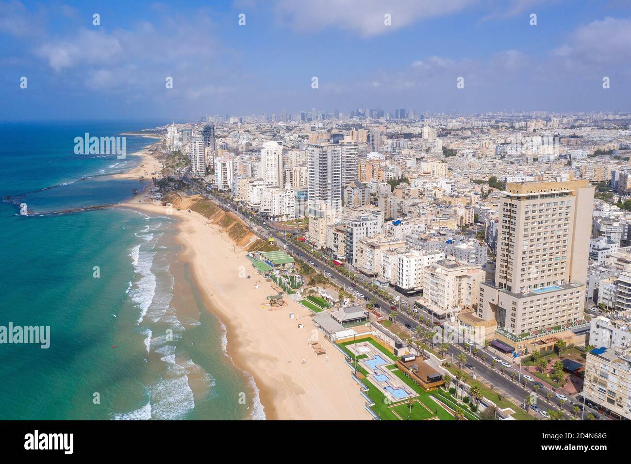 Luftaufnahme der bat Yam Mittelmeerküste an einem schönen Tag. Stockfoto