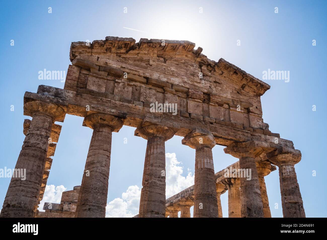 Altgriechischer Tempel der Athena in Paestum, Italien früher bekannt als Tempel von Ceres architrave, Frieze und Gesims mit dorischen Säulen Stockfoto