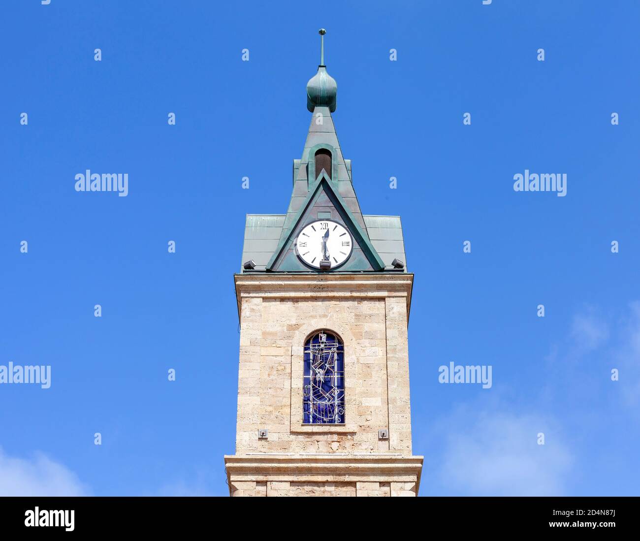 Jaffa Uhrenturm an einem schönen klaren Tag mit blauem Himmel im Hintergrund. Stockfoto