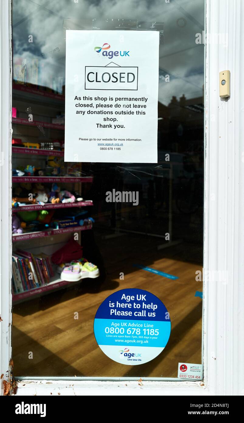 The Age UK Shop in Oakham, Rutland, England, wegen der Coronavirus-Epidemie dauerhaft geschlossen, Oktober 2020. Stockfoto
