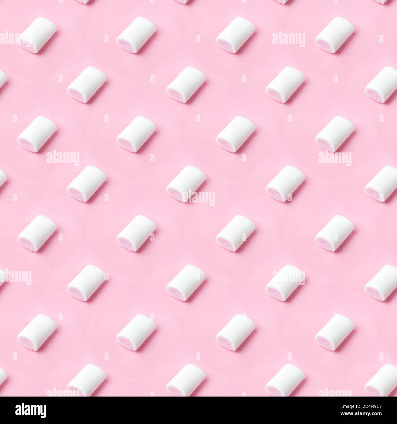 Nahtloses Muster weiß-rosa Marshmallows Platzierung auf rosa Flatlay. Marshmallow Pastellfarben auf rosa Hintergrund Stockfoto