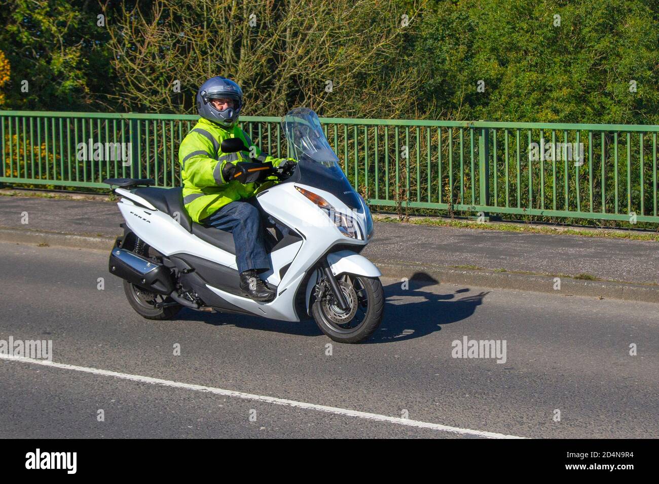 2015 weiß Honda Forza 300 A-D; Motorradfahrer; zweirädrige Transport, Motorräder, Fahrzeug, Straßen, Motorräder, Radfahrer fahren in Chorley, UK Stockfoto