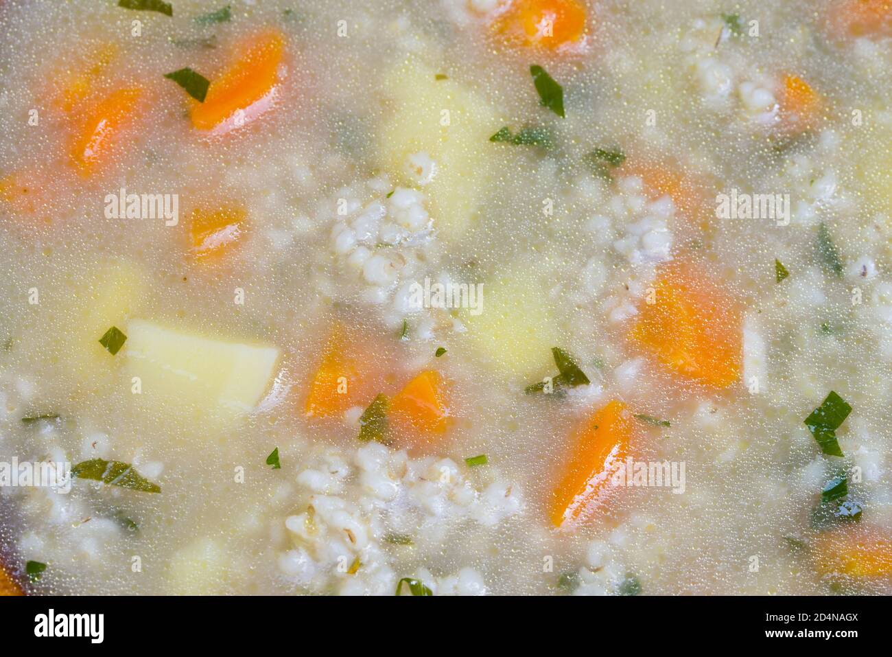 Suppe mit Gemüse und Gerstengroats Nahaufnahme Stockfoto